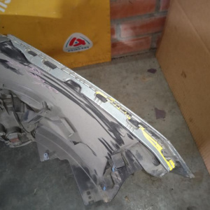 Бампер Chevrolet Cruze J300/68/69 '2009-2012 перед Holden в сборе с туманками (дефект решётки, вмятины) 95991353