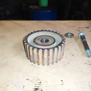 Ролик ремня грм Toyota 13503-54030 / 90105-10235 Hilux Surf LN130 2L/2L-TE/3L/5L/5L-E обводной + болт ( РОЛИК ХРУСТИТ )