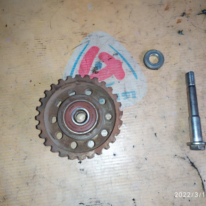 Ролик ремня грм Toyota 13503-54030 / 90105-10235 Hilux Surf LN130 2L/2L-TE/3L/5L/5L-E обводной + болт ( РОЛИК ХРУСТИТ )