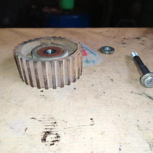 Ролик ремня грм Toyota 13503-54030 / 90105-10235 Hilux Surf LN130 2L/2L-TE/3L/5L/5L-E обводной + болт ( РОЛИК ХРУСТИТ )