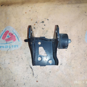 Крепление подушки ДВС Toyota 2ZR Auris ZRE150 2WD m/t 6 ступ. перед F ( SS )