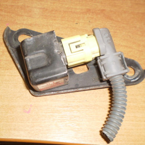 Датчик удара Toyota Corolla NZE120 перед, лев 89174-12060