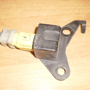 Датчик удара Toyota Harrier MCU10 перед, лев 89174-48020