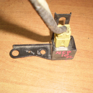 Датчик удара Toyota Vitz NCP10 перед, лев 89174-52010