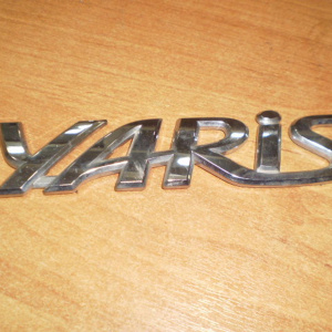 Эмблема Toyota Yaris (надпись)