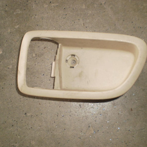 Ручка двери внутренняя Mazda Demio DY3W перед, лев обрамление внутр.ручки