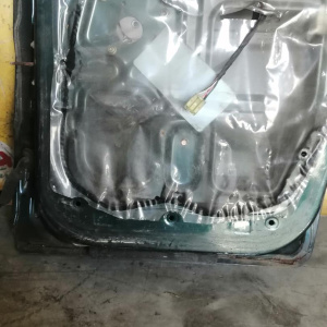 Дверь боковая Kia Sportage K00/JA/FM '1994-2006 зад, прав в сборе (вмятина, ржавчина снизу, молдинг на шурупах)