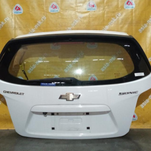 Дверь задняя Chevrolet Aveo T300 '2011-2016 спойлер (дефект, вмятина сверху, сломана накладка)