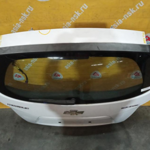 Дверь задняя Chevrolet Aveo T300 '2011-2016 спойлер (дефект, вмятина сверху, сломана накладка)