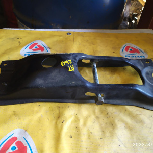 Крепление подушки ДВС Toyota 5VZ Granvia VCH10 2WD a/t зад. верх R