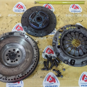 Маховик Mazda WL-AE/WL-AA BT-50 UN8F1 '2009- m/t ДЕФЕКТ ВЕНЦА БЕЗ НОМЕРА + корзина + диск ( БЕЗ ВЫЖИМНОГО ПОДШИПНИКА )