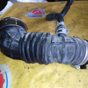 Гофра впускного коллектора Nissan VR30DDTT Skyline V37 перед, прав резиновая ( на R турбину вход ) E ( RL )