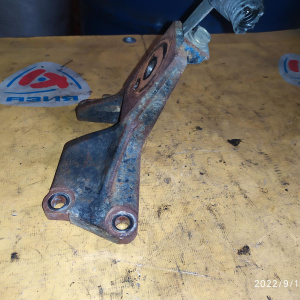 Крепление подушки ДВС Toyota 2L-TE Mark II LX90 2WD a/t перед, лев 4530