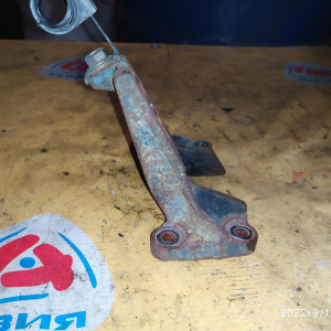 Крепление подушки ДВС Toyota 2L-TE Mark II LX90 2WD a/t перед, лев 4530