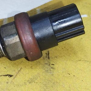 Датчик давления масла гидроусилителя руля Nissan 497617P900 Cube/March Z10/K11 CGA3 на шланг ГУР 2 контакта ЧЁРНЫЙ