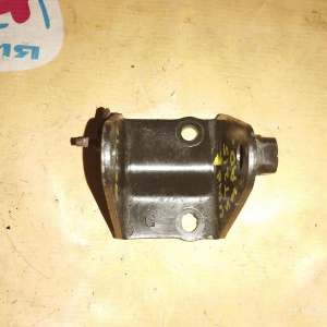 Крепление подушки ДВС Toyota 3S-GTE Caldina ST215 4WD a/t U140F зад. R ( G )