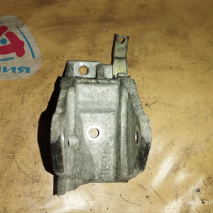 Крепление подушки ДВС Mitsubishi 4G63-T Airtrek/Outlander CU2W/CU4W 4WD a/t зад, R ( 244 ) MR983244