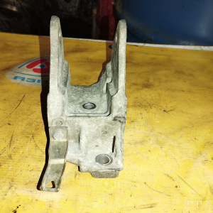 Крепление подушки ДВС Mitsubishi 4G63-T Airtrek/Outlander CU2W/CU4W 4WD a/t зад, R ( 244 ) MR983244