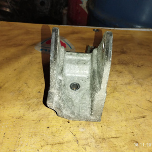 Крепление подушки ДВС Mitsubishi 4G63-T Airtrek/Outlander CU2W/CU4W 4WD a/t зад, R ( 244 ) MR983244