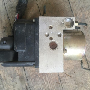 Блок ABS Nissan U30 Bassara 47660-AE400