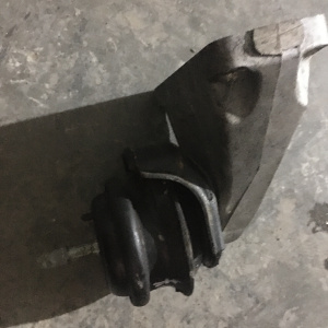 Подушка двигателя Toyota 1G-FE/1JZ-GE/2JZ-GE Mark II/Chaser/Cresta GX90/GX100/JZX100 1шп. L=R с кронштейном 12361-46020