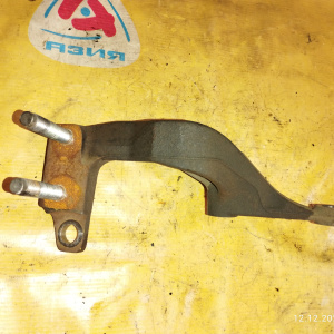 Крепление подушки ДВС Mazda ZL-DE Familia BJ5W '1998- перед, прав B25F39030B ( BC1D )