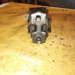 Подушка двигателя Mazda B3/B5 Demio DW3W ДЕФЕКТ РВАНАЯ F D20139050/D06139050B