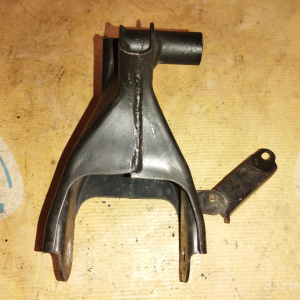 Крепление подушки ДВС Mazda FP/FS Capella GW8W/GF8P '1999- 2WD a/t зад. ( акпп 1 поддон ) R GG2P-39-010