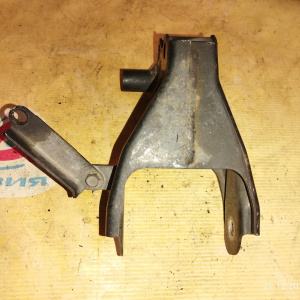 Крепление подушки ДВС Mazda FP/FS Capella GW8W/GF8P '1999- 2WD a/t зад. ( акпп 1 поддон ) R GG2P-39-010