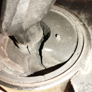 Подушка двигателя Mazda FP/FS Familia/Premacy BJFP/BJFW/CP8W 2WD a/t ДЕФЕКТ перед, прав ( B26K ) BJ0N-39-06YD