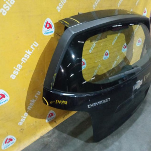 Дверь задняя Chevrolet Aveo T300 '2011-2016 спойлер (дефект, вмятина слева и сверху, сломана накладка)