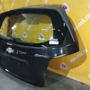 Дверь задняя Chevrolet Aveo T300 '2011-2016 спойлер (дефект, вмятина слева и сверху, сломана накладка)