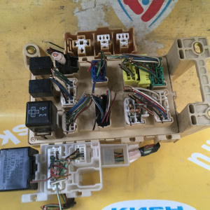 Блок предохранителей Toyota MCU15 Harrier салонный