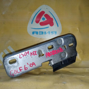 Крючок капота Volkswagen Golf 6 5K1/AJ5 1Q0823480