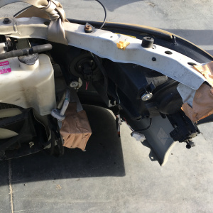 Ноускат Toyota Ipsum ACM21 '2003- дефект крепления фар Фара 44-55 тум.44-34