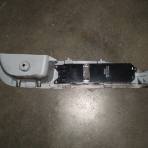 Пульт стеклоподъемника MITSUBISHI Airtrek CU4W перед, прав MR502232