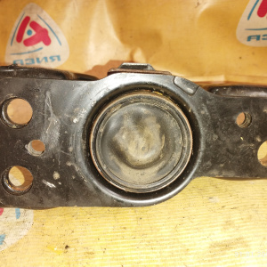 Подушка двигателя Nissan HR15 Note E11/C11 без верхнего крепления к кузову перед, прав