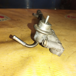 Топливная рейка Toyota 4A-FE/5A-FE Corolla AE100/AT212 с клапаном 23280-15030 23814-15040 / 23814-15041