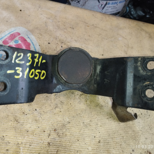 Подушка двигателя Toyota 1GR-FE/5VZ-FE Land Cruiser Prado GRJ120/VZJ120/GRN215/VZN215/GSJ15 a/t зад. ДЕФЕКТ R 12371-31050