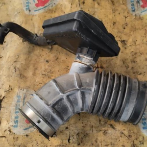 Гофра впускного коллектора Nissan QR25 Teana L33 резиновая. на заслонку