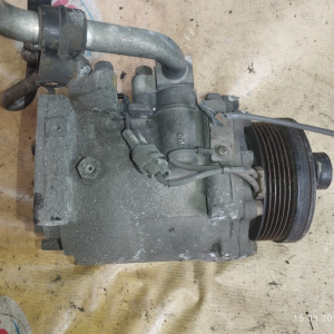 Компрессор кондиционера Mitsubishi 4G69 Grandis NA4W диаметр шкива 105 мм. MR958135