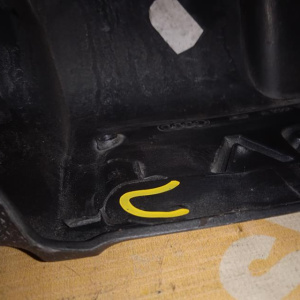 Накладка декоративная на двс Audi BDX A6 C6/4F2 V6-FSI спереди (дефект одного крепления) 06E103925F