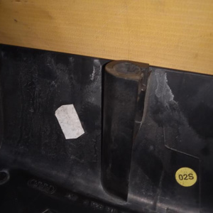 Накладка декоративная на двс Audi BDX A6 C6/4F2 V6-FSI спереди (дефект одного крепления) 06E103925F