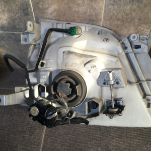 Фара NISSAN 100-24880 лев Caravan E25