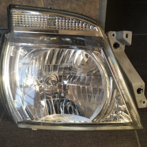 Фара NISSAN 100-24880 прав Caravan E25