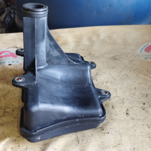 Бачок резонатора Mazda FS2V1319X Capella GWEW/CP8W FS на впускной коллектор