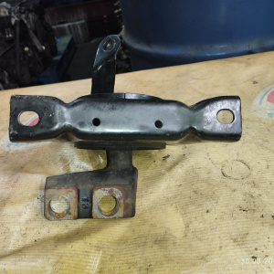 Подушка двигателя Mazda FP/FS Familia/Premacy BJFP/BJFW/CP8W 2WD a/t перед, прав ( B26K ) BJ0N-39-06YD