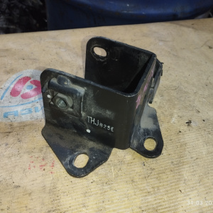 Крепление подушки ДВС Mazda ZL Familia BJ5P 2WD a/t перед, лев