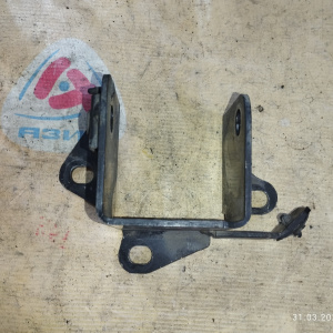 Крепление подушки ДВС Mazda ZL Familia BJ5P 2WD a/t перед, лев