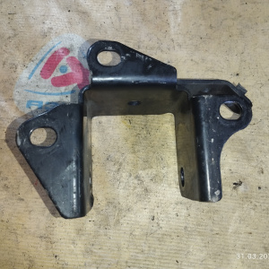 Крепление подушки ДВС Mazda ZL Familia BJ5P 2WD a/t перед, лев